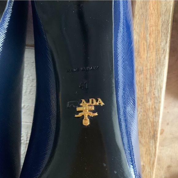 Beautiful Blue Leather Prada Pumps. - Picture 8 of 9